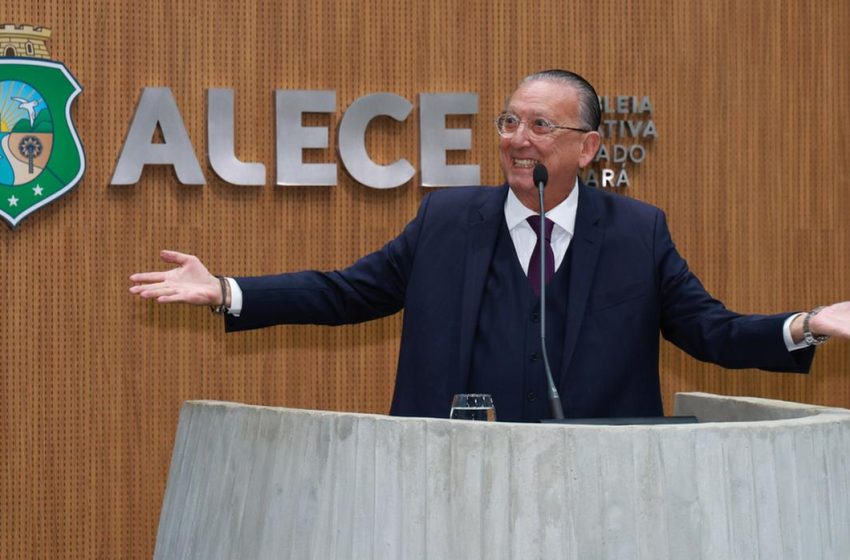  Galvão Bueno recebe título de cidadão do Ceará, aprende vaia cearense e canta Mucuripe com Waldonys