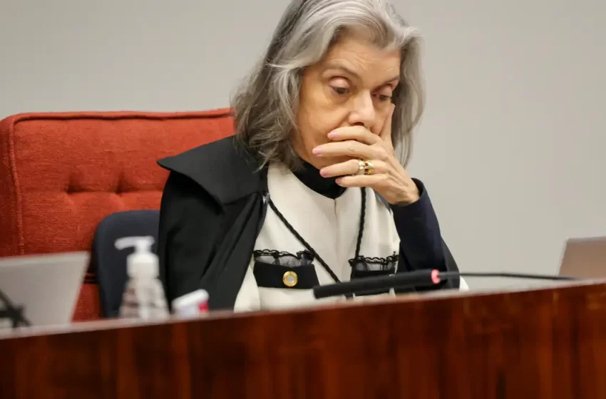  Voto de Cármen Lúcia pode formar maioria para condenar Bolsonaro; STF retoma hoje (11) julgamento