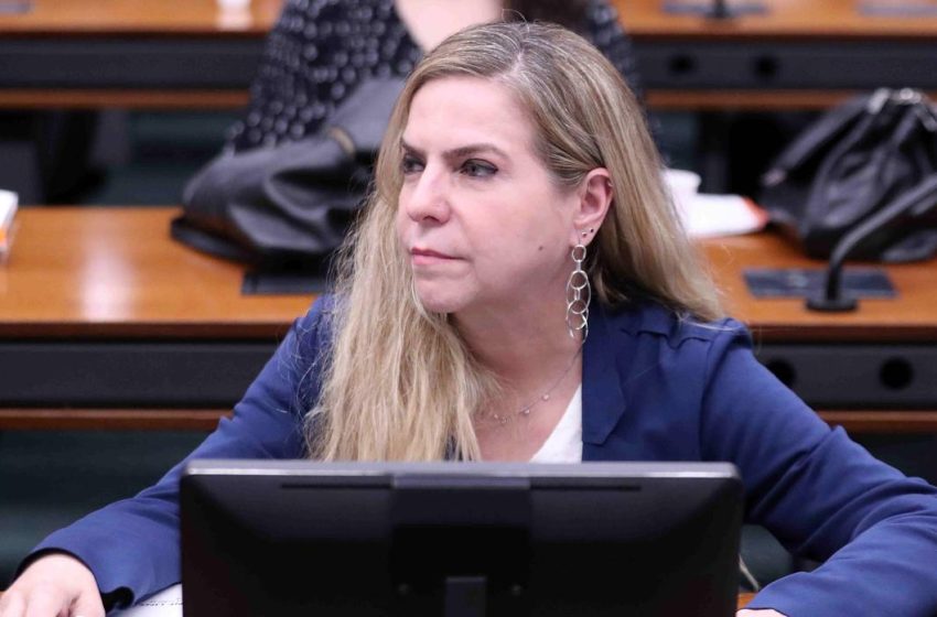  Barco humanitário com deputada Luizianne Lins é atingido por suposto ataque de drone em missão para Gaza