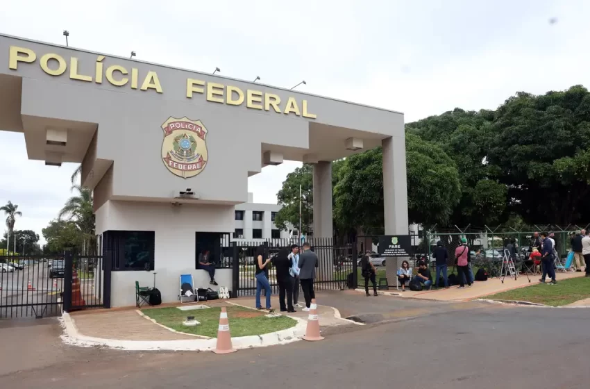  Moraes decide que Bolsonaro continuará preso na superintendência da PF