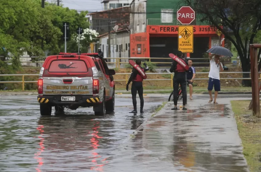  Adolescente de 12 anos desaparece após ser arrastado em canal durante chuva em Fortaleza