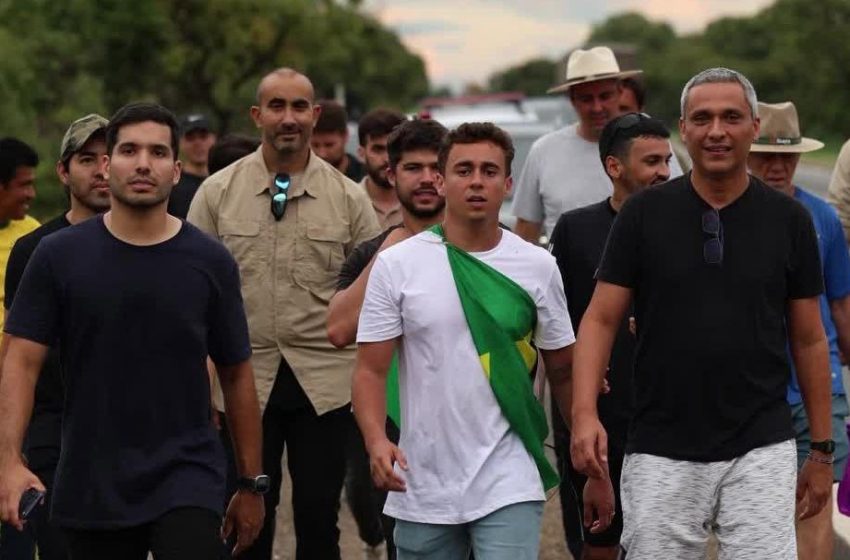  André Fernandes adere a caminhada liderada por Nikolas Ferreira em protesto contra prisão de Bolsonaro
