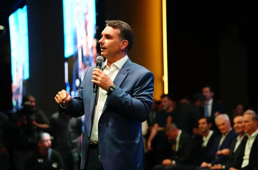  Aliados aconselharam Flávio Bolsonaro a não deixar o Brasil antes de decisão sobre passaportes