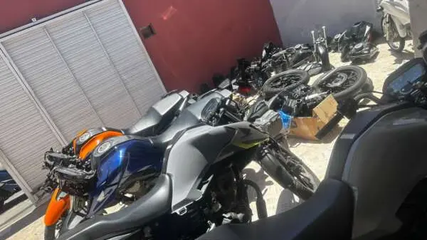  Rastreador de moto furtada leva PM a desmanche clandestino no Vila Velha, em Fortaleza