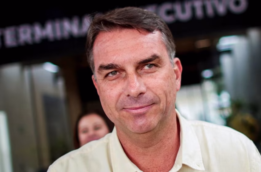  PF cancela passaportes comum e diplomático de Flávio Bolsonaro após decisão do STF